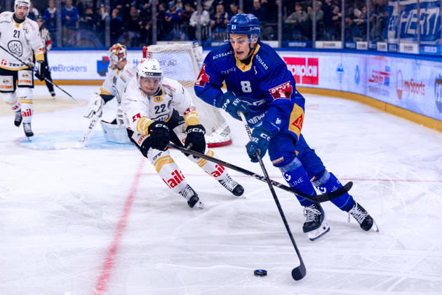 Santeri Alatalo 22 (HC Lugano) and Rico Gredig 8 (EV Zug) 27 10 2026 National League, Regular Season, Ice Hockey, OYM Hall, Zug EV Zug HC Lugano Photo by  Copyright: xJustPictures.ch PhilippxHegglinx