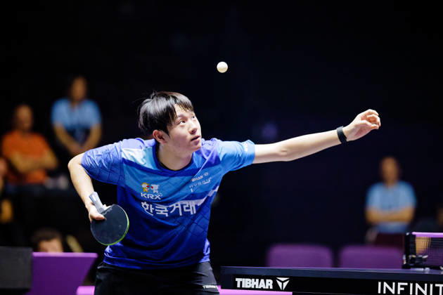 Oh Junsung au service Benjamin ELKAIM MAXPPP - Montpellier 28 10 2026 WTT Champions Montpellier 2026, 16eme de finale, le 28 octobre a la Sud de France Arena. Oh Junsung, numero 17 mondial, lance la balle pour servir lors de sa defaite 2-3 face a -zhouqihao. Montpellier FRANCE  Copyright: xMAXPPPxBenjaminxELKAIMx ELK202610288768 ELK202610288768