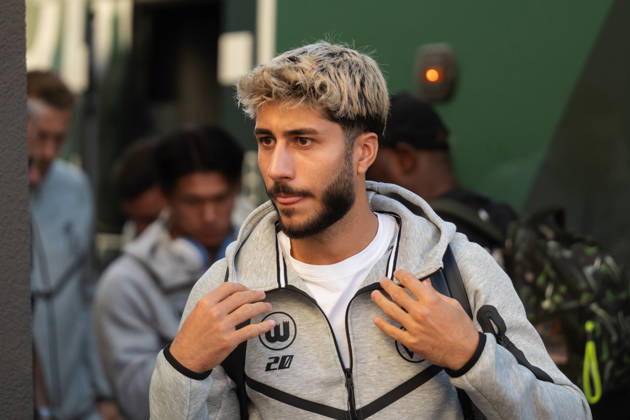 October 28, 2026, xjyhynx, Soccer DFB Cup 2nd Round, SC Freiburg vs. VfL Wolfsburg, from left: Muhammed Damar, 20, VfL Wolfsburg upon the bus s arrival in Freiburg