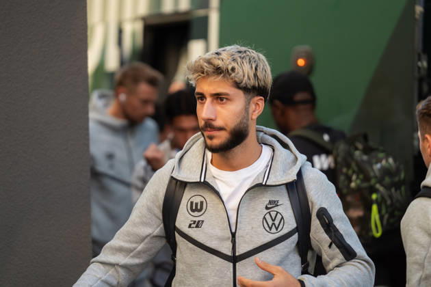 October 28, 2026, xjyhynx, Soccer DFB Cup 2nd Round, SC Freiburg vs. VfL Wolfsburg, from left: Muhammed Damar, 20, VfL Wolfsburg upon the bus s arrival in Freiburg