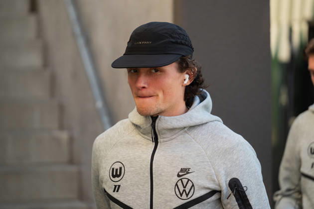 October 28, 2026, xjyhynx, Soccer DFB Cup 2nd Round, SC Freiburg vs. VfL Wolfsburg, from left: Fabian Reese 11, VfL Wolfsburg upon the bus s arrival in Freiburg