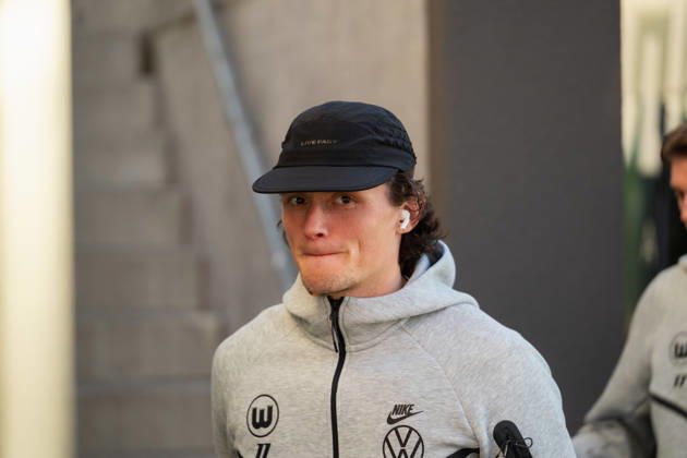 October 28, 2026, xjyhynx, Soccer DFB Cup 2nd Round, SC Freiburg vs. VfL Wolfsburg, from left: Fabian Reese 11, VfL Wolfsburg upon the bus s arrival in Freiburg