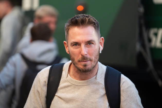 October 28, 2026, xjyhynx, Soccer DFB Cup 2nd Round, SC Freiburg vs. VfL Wolfsburg, from left: Tobias Strobl, coach, VfL Wolfsburg upon the team bus s arrival in Freiburg