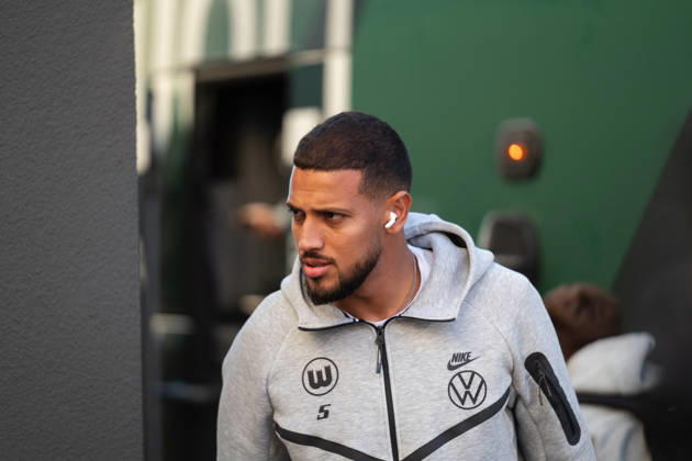 October 28, 2026, xjyhynx, Soccer DFB Cup 2nd Round, SC Freiburg vs. VfL Wolfsburg, from left: Vini Souza 5, VfL Wolfsburg upon the bus s arrival in Freiburg