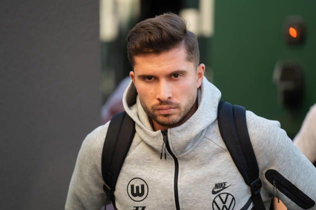 October 28, 2026, xjyhynx, Soccer DFB Cup 2nd Round, SC Freiburg vs. VfL Wolfsburg, from left: Elvis Rexhbecaj 37, VfL Wolfsburg upon the bus s arrival in Freiburg