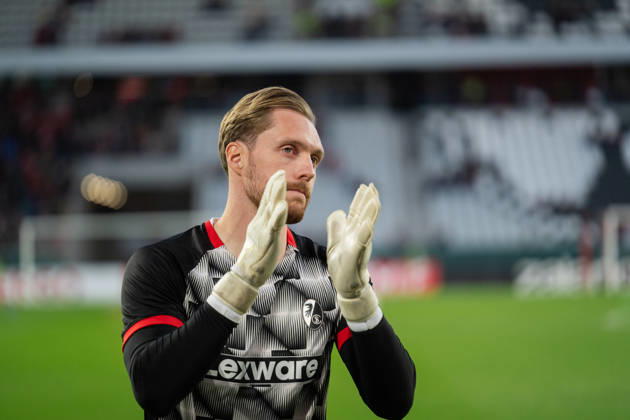 October 28, 2026, xjyhynx, Soccer DFB Cup 2nd Round, SC Freiburg vs. VfL Wolfsburg, from left: Florian Müller, 21; SC Freiburg comes out to warm up and waves to the Freiburg fans