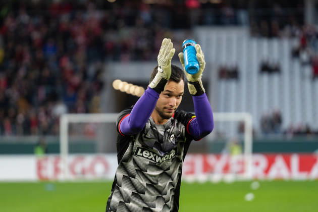 October 28, 2026, xjyhynx, Soccer DFB Cup 2nd Round, SC Freiburg vs. VfL Wolfsburg, from left: Mio Backhaus 1, SC Freiburg comes out to warm up and claps for the Freiburg fans