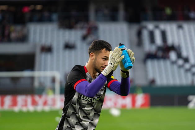 October 28, 2026, xjyhynx, Soccer DFB Cup 2nd Round, SC Freiburg vs. VfL Wolfsburg, from left: Mio Backhaus 1, SC Freiburg comes out to warm up and claps for the Freiburg fans