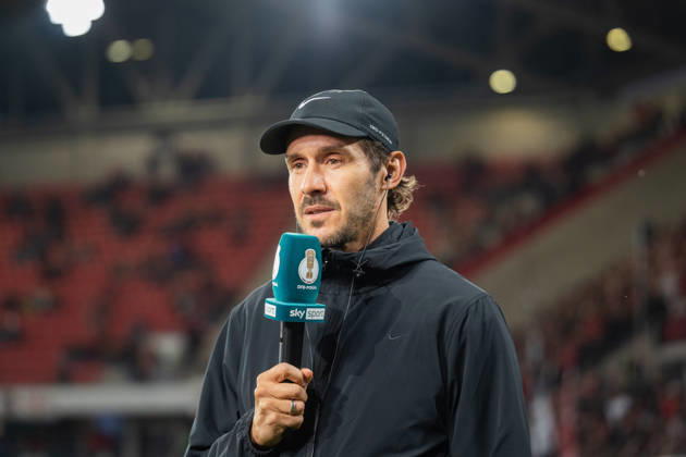 October 28, 2026, xjyhynx, Soccer, DFB Cup, 2nd Round, SC Freiburg vs. VfL Wolfsburg, from left: Julian Schuster, coach of SC Freiburg, during a pre-game interview in Freiburg