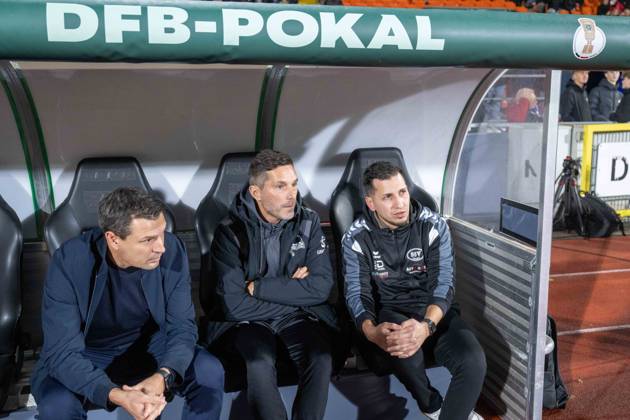 Soccer, Men s, 2026–2027 Season, DFB Cup, Second Round: SSV Jeddeloh II vs. Hertha BSC; from left: Sports Director Benjamin Weber (Hertha BSC), Coach Stefan Leitl (Hertha BSC), and Coach Burak Bahar (SSV Jeddeloh II) before the game, October 28, 2026, Copyright: xMatthiasxKochx