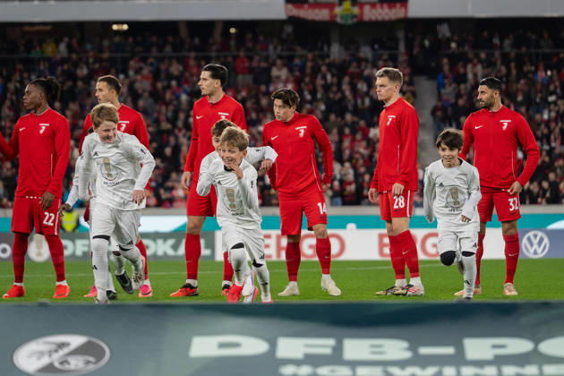 October 28, 2026, xjyhynx, Soccer, DFB Cup, 2nd Round, SC Freiburg vs. VfL Wolfsburg, from left: SC Freiburg team during the warm-up in Freiburg