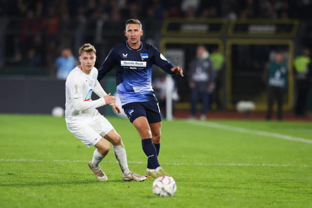 October 28, 2026, Soccer, Men s, DFB Cup, 2nd Round, SSV Jeddeloh II vs. Hertha BSC Berlin; Moritz Brinkmann 8 (SSV Jeddeloh II) in a tackle with Paul Seguin 30 (Hertha BSC Berlin)