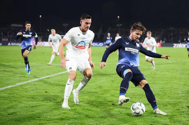 October 28, 2026, Soccer, Men s, DFB Cup, 2nd Round, SSV Jeddeloh II vs. Hertha BSC Berlin, Niklas von Aschwege 28 (SSV Jeddeloh II) in a tackle with Mats Pedersen 22 (Hertha BSC Berlin)