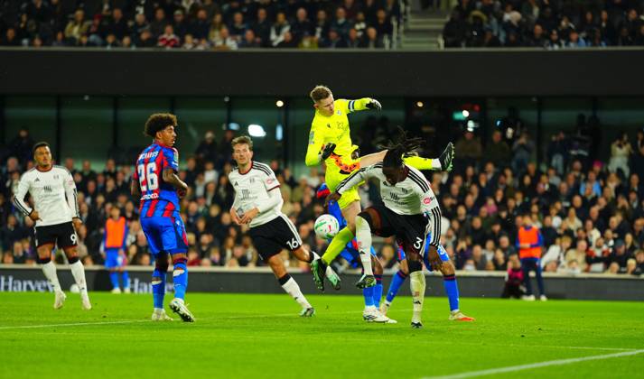 Calvin Bassey of Fulham tangles with Crystal Palace goalkeeper Dean Henderson Fulham v Crystal Palace, EFL Carabao Cup, Football, Craven Cottage, London, UK - 28 Oct 2026London Craven Cottage United Kingdom EDITORIAL USE ONLY No use with unauthorised audio, video, data, fixture lists, club league logos or live services. Online in-match use limited to 120 images, no video emulation. No use in betting, games or single club league player publications. Copyright: xJavierxGarcia Shutterstockx 17240234be