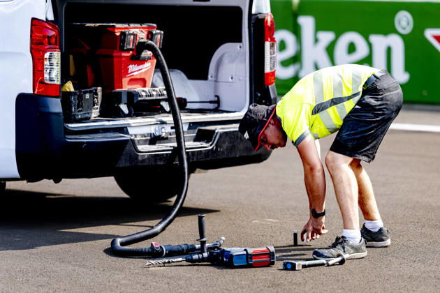 MEXICO CITY Final touches on the asphalt during the Formula 1 Mexico Grand Prix at the Autódromo Hermanos Rodríguez on October 28, 2026, in Mexico City, Mexico. Photo by DeFodi Images
