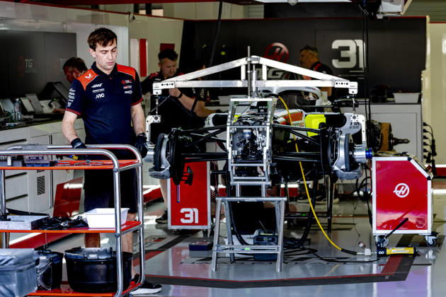 MEXICO CITY Mechanics assemble the car of Formula 1 driver Esteban Ocon of the TGR Haas F1 Team during the Formula 1 Mexican Grand Prix at the Autódromo Hermanos Rodríguez on October 28, 2026, in Mexico City, Mexico. Photo by DeFodi Images