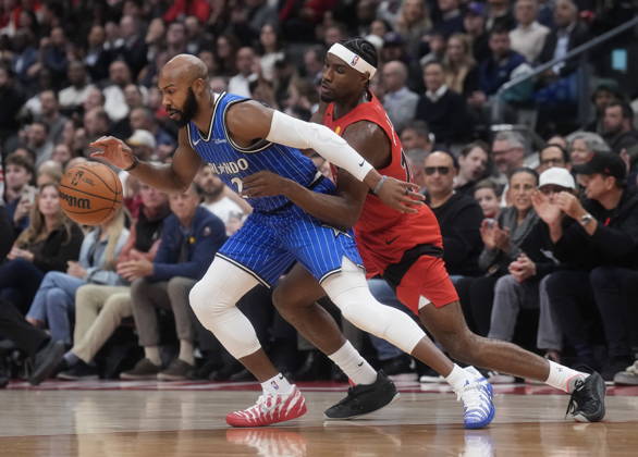 October 28, 2026, Toronto, On, CANADA: Orlando Magic s Jevon Carter (left) battles for the ball against Toronto Raptors Ja kobe Walter (14) during first half NBA, Basketball Herren, USA basketball action in Toronto on Wednesday, Oct. 28, 2026. Canada News - October 28, 2026  - ZUMAc35_ 20261028_zaf_c35_102 Copyright: xNathanxDenettex