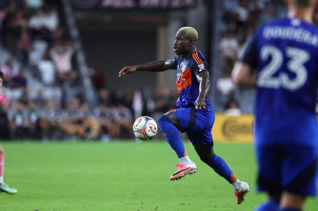 MIAMI, FL - OCTOBER 28: FC Cincinnati forward KÃ vin Denkey (9) steals the ball in the first half during the MLS, Fussball Herren, USA match between FC Cincinnati and Inter Miami CF on Wednesday, October 28, 2026 at Nu Stadium in Miami, FL (Photo by Peter Joneleit Icon Sportswire) SOCCER: OCT 28 MLS Inter Miami CF vs FC Cincinnati EDITORIAL USE ONLY Icon2601028008