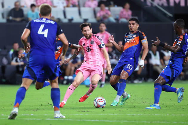 MIAMI, FL - OCTOBER 28: Inter Miami CF forward Leo Messi (10) attacks with the ball as four defenders converge on him in the first half during the MLS, Fussball Herren, USA match between FC Cincinnati and Inter Miami CF on Wednesday, October 28, 2026 at Nu Stadium in Miami, FL (Photo by Peter Joneleit Icon Sportswire) SOCCER: OCT 28 MLS Inter Miami CF vs FC Cincinnati EDITORIAL USE ONLY Icon2601028010