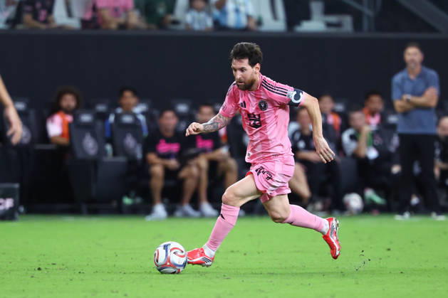 MIAMI, FL - OCTOBER 28: Inter Miami CF forward Leo Messi (10) attacks with the ball in the first half during the MLS, Fussball Herren, USA match between FC Cincinnati and Inter Miami CF on Wednesday, October 28, 2026 at Nu Stadium in Miami, FL (Photo by Peter Joneleit Icon Sportswire) SOCCER: OCT 28 MLS Inter Miami CF vs FC Cincinnati EDITORIAL USE ONLY Icon2601028009