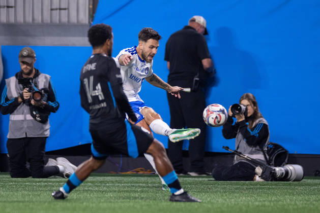 October 28, 2026: CF Montreal defender Luca Petrasso (13) passes into the box against the Charlotte FC during the second half of the MLS, Fussball Herren, USA match up at Bank of America Stadium in Charlotte, NC. Mandatory Credit: -Cal Media Charlotte United States - ZUMAc04_ 20261028_zma_c04_014 Copyright: xScottxKinserx
