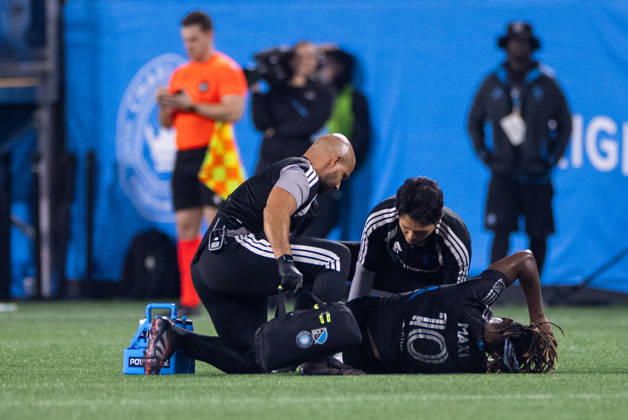 October 28, 2026: Charlotte FC forward Allan Saint-Maximin (10) gets checked out by trainers during the second half against the CF Montreal in the MLS, Fussball Herren, USA match up at Bank of America Stadium in Charlotte, NC. Mandatory Credit: -Cal Media Charlotte United States - ZUMAc04_ 20261028_zma_c04_017 Copyright: xScottxKinserx
