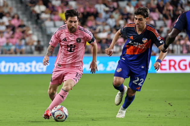 October 28, 2026, Miami, Florida, USA: Inter Miami CF forward Lionel Messi (10) and FC Cincinnati forward Gerardo Valenzuela (22) battle for a ball during a 2026 MLS, Fussball Herren, USA soccer match between Inter Miami CF and FC Cincinnati. Miami USA - ZUMAa257 20261028_zsp_a257_003 Copyright: xChrisxArjoonx