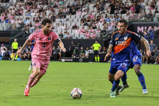 October 28, 2026, Miami, Florida, USA: Inter Miami CF forward Lionel Messi (10) and FC Cincinnati forward Kristian Fletcher (14) battle for a ball during a 2026 MLS, Fussball Herren, USA soccer match between Inter Miami CF and FC Cincinnati. Miami USA - ZUMAa257 20261028_zsp_a257_007 Copyright: xChrisxArjoonx