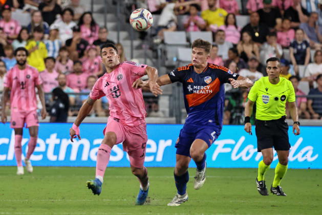 October 28, 2026, Miami, Florida, USA: Inter Miami CF forward Luis SuoÂ¡rez (9) and FC Cincinnati defender Nick Hagglund (4) battle for a ball during a 2026 MLS, Fussball Herren, USA soccer match between Inter Miami CF and FC Cincinnati. Miami USA - ZUMAa257 20261028_zsp_a257_008 Copyright: xChrisxArjoonx