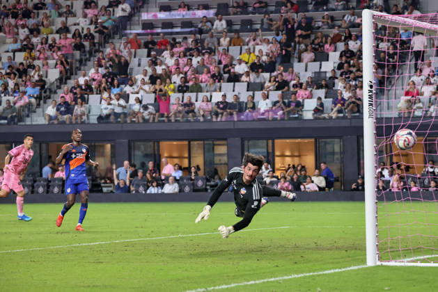 October 28, 2026, Miami, Florida, USA: Inter Miami CF forward Luis SuoÂ¡rez (9)(L) looks on as his shot goes into the goal past FC Cincinnati goalkeeper Roman Celentano (18) during a 2026 MLS, Fussball Herren, USA soccer match between Inter Miami CF and FC Cincinnati. Soccer 2026: Inter Miami CF 2:2 FC Cincinnati.  - ZUMAa257 20261028_zsp_a257_006 Copyright: xChrisxArjoonx