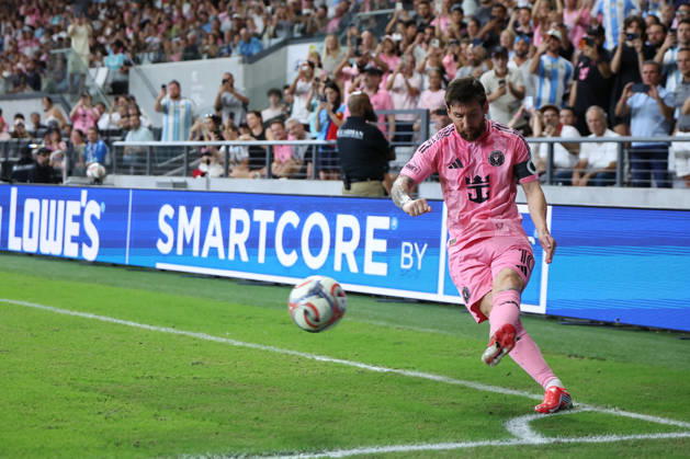 MIAMI, FL - OCTOBER 28: Inter Miami CF forward Leo Messi (10) sends in a corner kick in the first half during the MLS, Fussball Herren, USA match between FC Cincinnati and Inter Miami CF on Wednesday, October 28, 2026 at Nu Stadium in Miami, FL (Photo by Peter Joneleit Icon Sportswire) SOCCER: OCT 28 MLS Inter Miami CF vs FC Cincinnati EDITORIAL USE ONLY Icon2601028014