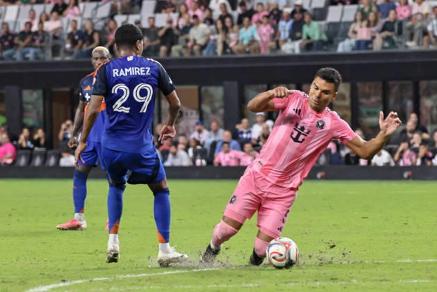 October 28, 2026, Miami, Florida, USA: Inter Miami CF midfielder Casemiro (5) and FC Cincinnati forward Bryan RamoÂ­rez (29) battle for a ball during a 2026 MLS, Fussball Herren, USA soccer match between Inter Miami CF and FC Cincinnati. Miami USA - ZUMAa257 20261028_zsp_a257_014 Copyright: xChrisxArjoonx