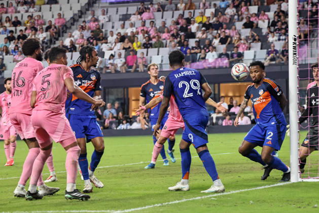 October 28, 2026, Miami, Florida, USA: FC Cincinnati defender Alvas Powell (2) clears a shot from Inter Miami CF defender Micael Dos Santos (16) during a 2026 MLS, Fussball Herren, USA soccer match between Inter Miami CF and FC Cincinnati. Soccer 2026: Inter Miami CF 2:2 FC Cincinnati.  - ZUMAa257 20261028_zsp_a257_016 Copyright: xChrisxArjoonx