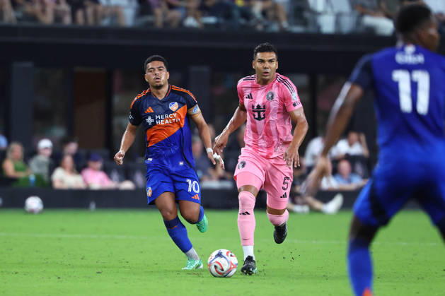 MIAMI, FL - OCTOBER 28: Inter Miami CF midfielder Carlos Casimiro (5) attacks with the ball as FC Cincinnati midfielder Evander da Silva Ferreira (10) trails in defense during the MLS, Fussball Herren, USA match between FC Cincinnati and Inter Miami CF on Wednesday, October 28, 2026 at Nu Stadium in Miami, FL (Photo by Peter Joneleit Icon Sportswire) SOCCER: OCT 28 MLS Inter Miami CF vs FC Cincinnati EDITORIAL USE ONLY Icon2601028020