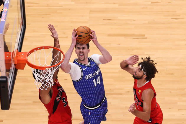 Toronto Raptors v Orlando Magic - NBA, Basketball Herren, USA TORONTO, CANADA - OCTOBER 28 : Colin Castleton (14) of Orlando Magic in action during the NBA basketball game between Orlando Magic and Toronto Raptors at the Scotiabank Arena on October 28, 2026 in Toronto, Ontario, Canada. Mert Alper Dervis Anadolu Toronto Canada. Editorial use only. Please get in touch for any other usage.  Copyright: x2026xAnadoluxMertxAlperxDervisx