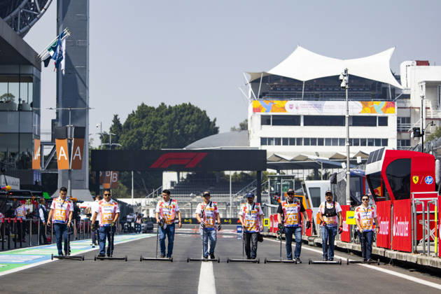 F1 - MEXICO CITY GRAND PRIX 2026 Marshalls during the 2026 Formula 1 Mexico City Grand Prix, 19th round of the 2026 Formula One World Championship, WM, Weltmeisterschaft from October 30 to November 1, 2026 on the Autodromo Hermanos Rodriguez, in Mexico City, Mexico - Mexico CityMexico  Copyright: xJulienxDelfossex