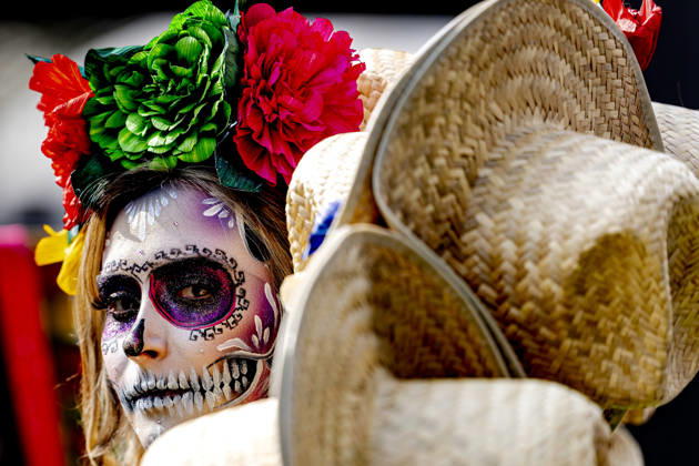 MEXICO CITY: Typical Mexican women celebrating the Day of the Dead during the Formula 1 race in Mexico at the Autódromo Hermanos Rodríguez on October 29, 2026, in Mexico City, Mexico. Photo by DeFodi Images