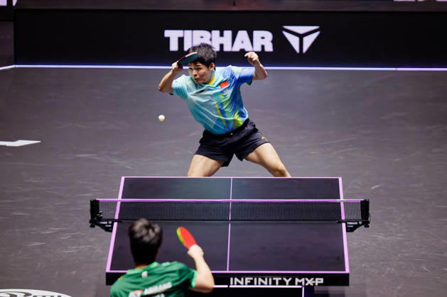 Lin Shidong face a An Jaehyun Benjamin ELKAIM MAXPPP - Montpellier 30 10 2026 Tennis de table WTT Champions Montpellier 2026 1 8 de finale 30 octobre 2026. linshidong, joueur chinois (nÂ°9 mondial), leve sa raquette pour jouer une balle face a anjaehyun, joueur sud-coreen (nÂ°38 mondial), visible de dos au premier plan. Lin Shidong remporte le match 3-0. Montpellier FRANCE  Copyright: xMAXPPPxBenjaminxELKAIMx ELK202610303576 ELK202610303576