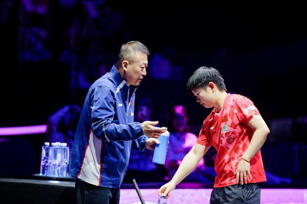 Ma Lin avec Sun Yingsha Benjamin ELKAIM MAXPPP - Montpellier 30 10 2026 Tennis de table WTT Champions Montpellier 2026 1 8 de finale 30 octobre 2026. malin, entraineur chinois, discute avec sunyingsha, joueuse chinoise (nÂ°2 mondiale), pendant une pause. La joueuse tient une bouteille d eau. WTT Champions Montpellier 2026 in Montpellier, France on October 30, 2026. Montpellier FRANCE  Copyright: xMAXPPPxBenjaminxELKAIMx ELK202610303701 ELK202610303701
