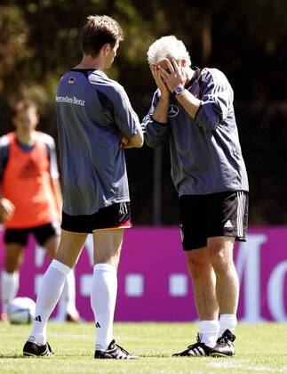 Football, Euro 2004, The day after - Team manager Rudi Völler is still stunned
