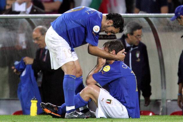 Football, Euro 2004, Group C, Italy - Bulgaria 2:1 - Italy in the valley of tears