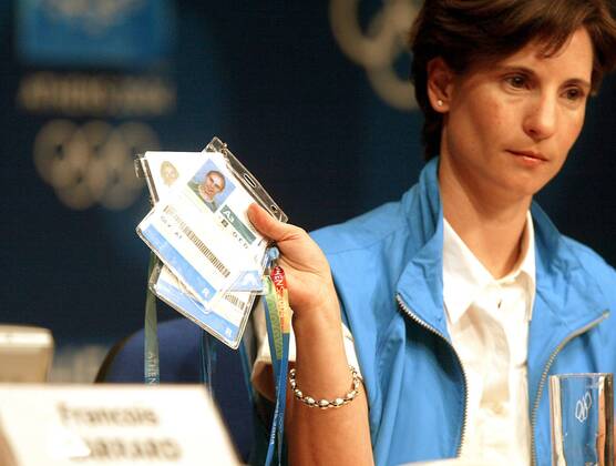 Athletics, Konstantinos Kenteris and Ekaterini Thanou return their accreditations