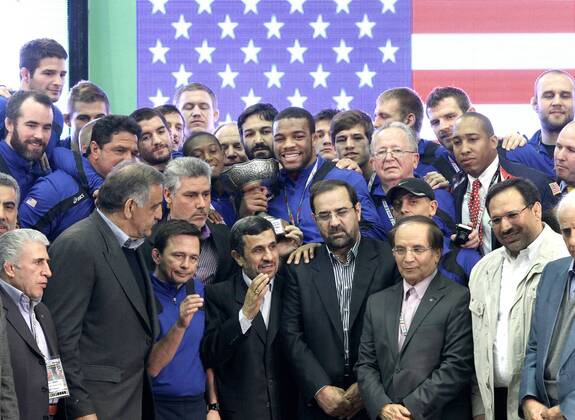 Ringen, Weltcup in Teheran, Praesident Ahmadinedschad bei der Siegerehrung mit Team USA