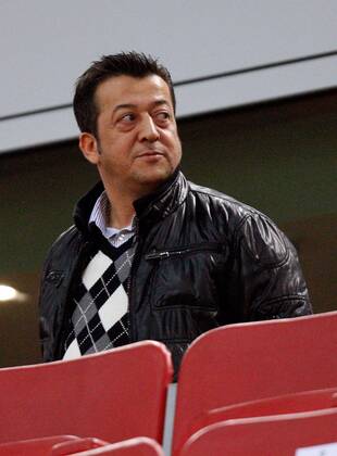 Football, Mesut Özil speaks out in biography on break with his father