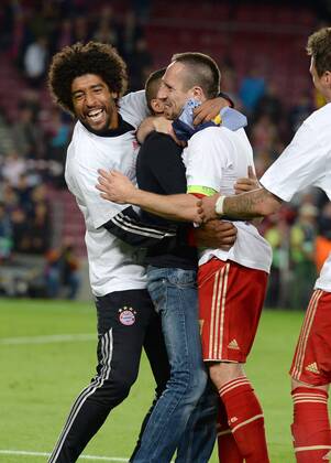 Fussball, Champions League, Franck Ribery feiert mit Fan