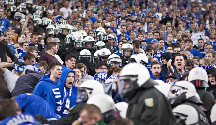 Fussball, Champions League Quali, Polizei stuermt nach Tumulten Schalker Fanblock