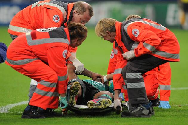 Fussball, Champions League Quali, Verletzung von Schalkes Jefferson Farfan
