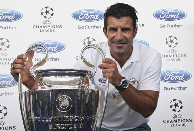 Fussball, Champions League, Luis Figo praesentiert die Trophaee im Finalspielort Lissabon