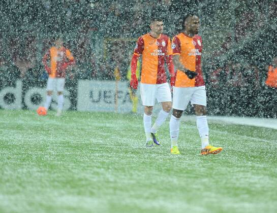 Fussball, Champions League, Spielabbruch wegen Hagels und Schneefalls bei Galatasaray gegen Juventus