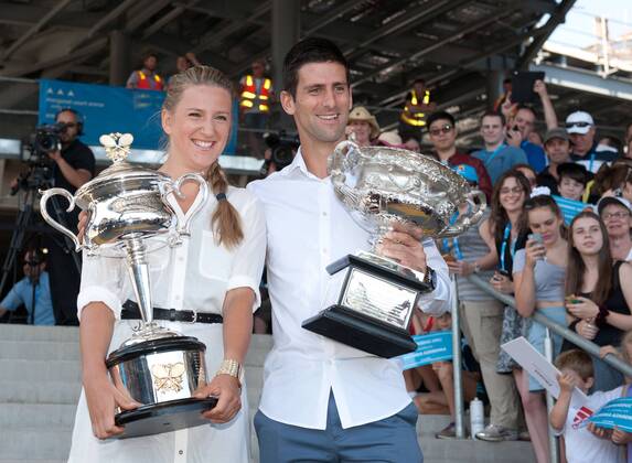 Tennis, Australian Open, Titelverteidiger Djokovic und Azarenka posieren mit Trophaeen
